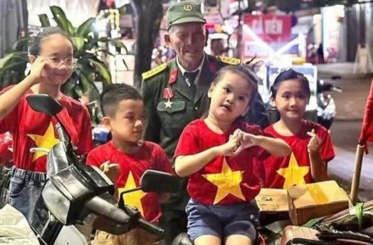 Cựu binh 76 tuổi gây sốt khi tự lái xe vượt 1.400km xem diễu binh 30/4